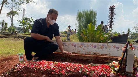 Bacakan Ayat Suci Al Quran Hingga Tabur Bunga Vicky Prasetyo Ziarah Ke