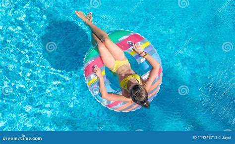 Von Der Luftdraufsicht Des Kleinen M Dchens Im Swimmingpool Von Oben