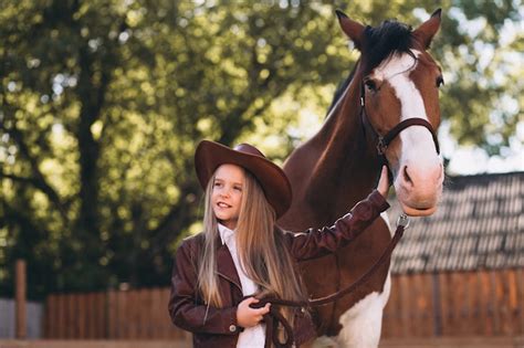 Mignonne Petite Fille Blonde Avec Un Cheval Au Ranch Photo Gratuite