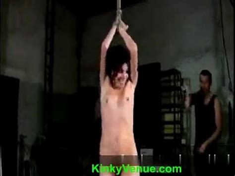 Ses petits seins serrés punis XVIDEOS