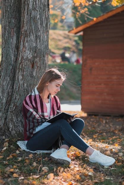 Belle Fille Blonde écrit Dans Un Cahier Photo Gratuite
