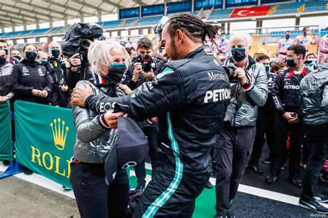 F1 In Het Kort Hamilton Gaat Opnieuw Samenwerken Met Angela Cullen