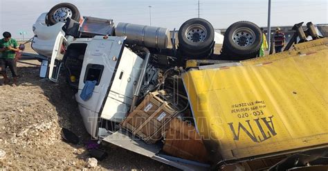 Hoy Tamaulipas Accidente En Tamaulipas Vuelca Trailer Y Chofer Queda