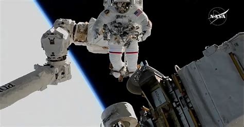 nasas sunita williams sets  spacewalk record  iss mission