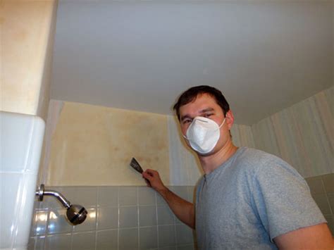 Какие обои лучше клеить в ванной