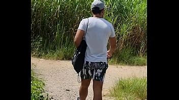 À la recherche d hommes coquins perdus au milieu des bois pour avoir chaud XVIDEOS