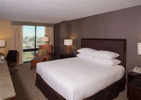 DOUBLETREE BY HILTON SAN ANTONIO AIRPORT HOTEL A SPA SALON