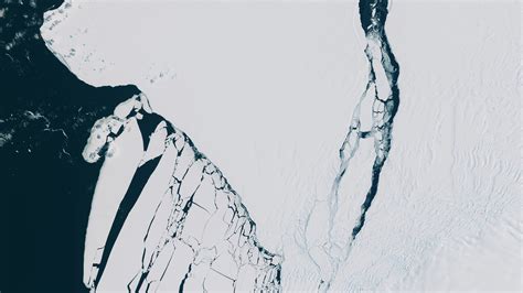 London-sized iceberg breaking off Antarctica 'natural' scientists say