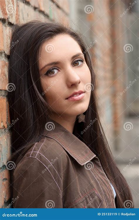 Verticale D Une Jolie Fille De Brunette Image Stock Image Du Fille Gentil