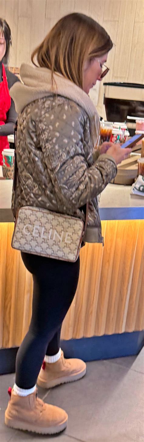 Jaw Dropping MILF Spandex Leggings Yoga Pants Forum