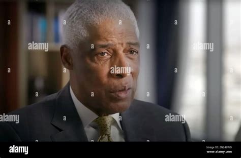 Bill Russell Legend Julius Erving Aka Dr J 2023 © Netflix