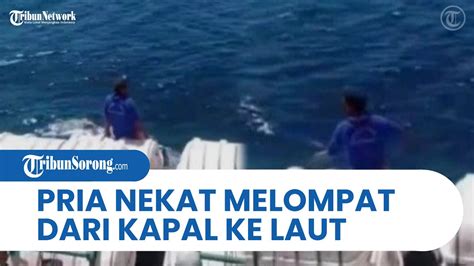 Viral Detik Detik Pria Paruh Baya Nekat Lompat Ke Laut Dari Atas Kapal