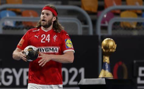 По шокантната вест за своето здравје, Хансен ја доби наградата за ...