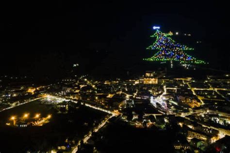 Maior Rvore De Natal Do Mundo Acesa Na It Lia Emais Estad O