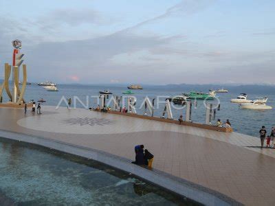 OBJEK WISATA PANTAI ANJUNGAN TERNATE LANDMARK ANTARA Foto