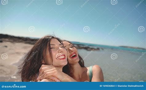 Due Ragazze Lesbiche Felici Che Si Divertono In Spiaggia Lesbica Lgbt Gay Amicizia Viaggio
