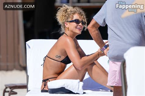 Jasmine Sanders Sexy Flaunts Her Amazing Body Wearing A Hot Black Bikini At The Beach In Miami