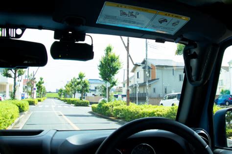 2023年7月から車検ステッカーの貼り付け位置が変わります。今度はどこに？ 暮らしとくるま