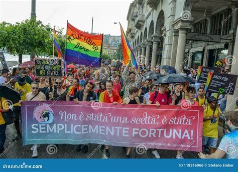 Homosexual Y Lesbiana Que Camina En El Desfile De Orgullo Gay Foto Editorial Imagen De Gente