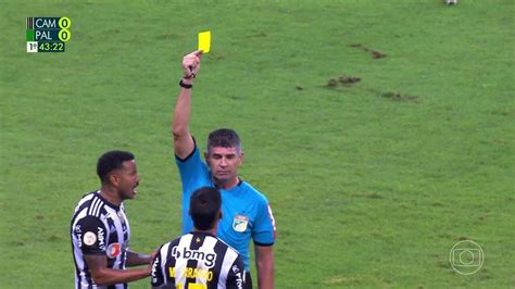 Aos 43 min do 1º tempo cartão amarelo de Zaracho do Atlético MG