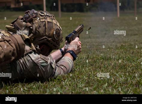 Gay dans l armée Banque de photographies et dimages à haute résolution Alamy