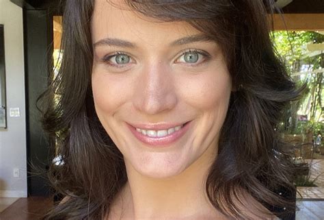 De Lingerie Bianca Bin Exibe O Corpo Em Frente Ao Espelho Ap S Treino