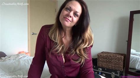 Kinky Babe Diane Andrews Showing Her Feet While Posing 15 Photos