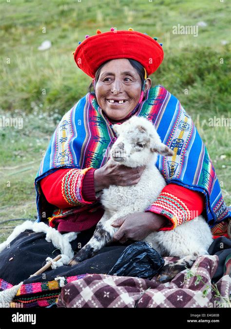 Quechua woman near the archeological site of Tambomachay - Cusco, Peru ...