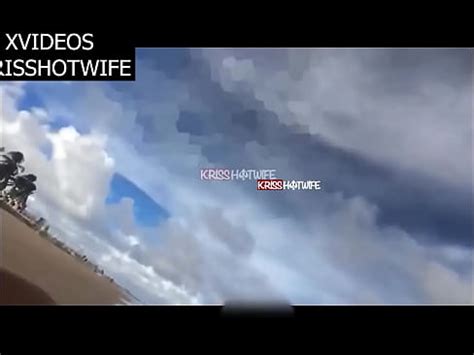 Caliente Casado Con Diminuto Bikini Se Burla Del Vendedor En La Playa Y