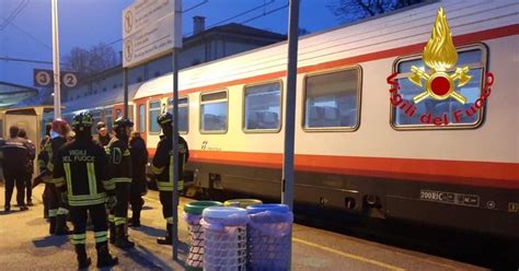 Si Sdraia Sui Binari In Una Stazione Di Milano Passa Il Treno E Ne