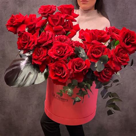 Красные розы с большими бутоном в коробке | Flower fashion, Floral ...