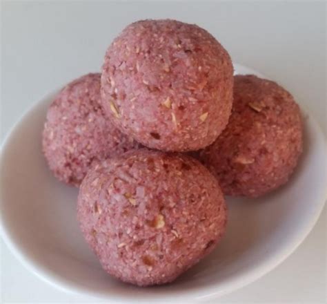 Nutrition Australia Qld Festive Strawberry And Oat Ballsnutrition