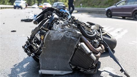 Tödlicher Unfall Zwei Motorradfahrer sterben bei Zusammenstoß