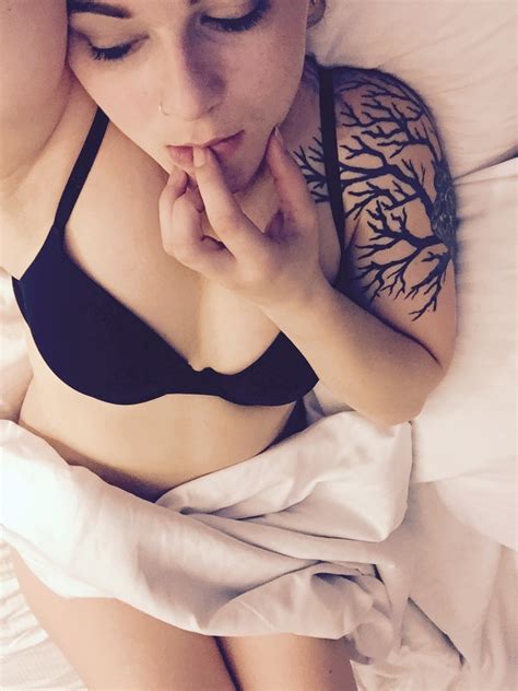 Sexy Maine Whore Aydah Showing Her Tits And Pussy Shesfreaky