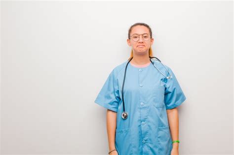 Joven Enfermera Latina Se Siente Triste Y Estresada Molesta Por Una Mala Sorpresa Con Una