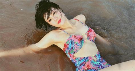 Showbiz Thanh Hương mặc bikini khi thoát vai cửu vạn