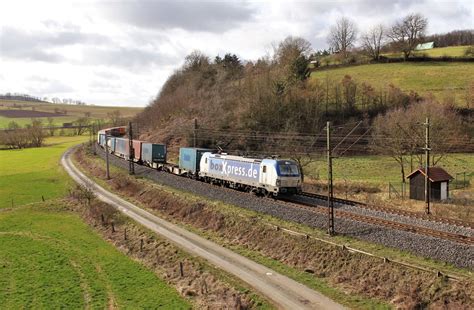 Zu Sehen Am Mit Einem Containerzug In Hermannspiegel