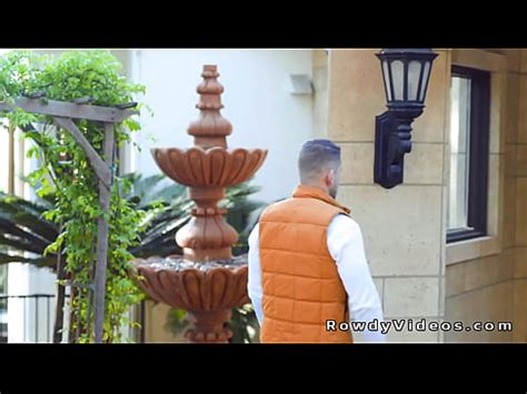 Sospechoso musculoso se folla analmente a un policía guapo en su dormitorio XVIDEOS