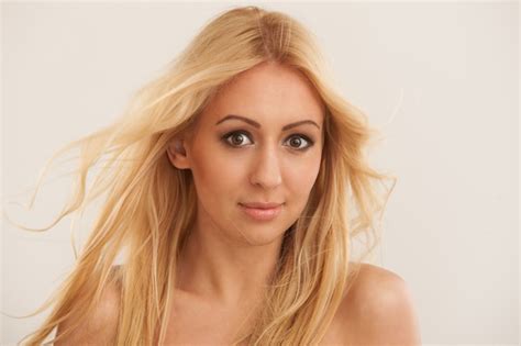 Belle Femme Blonde Aux Cheveux Longs Photo Gratuite