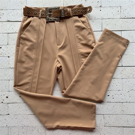 CALÇA SLIM VINCO E CINTO FIVELA APLIQUE LUXO NUDE Dondoca Moda Feminina
