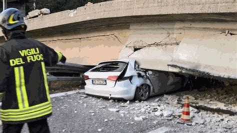 Crolla Un Cavalcavia Della Milano Lecco Tir Finisce Sulle Auto Almeno