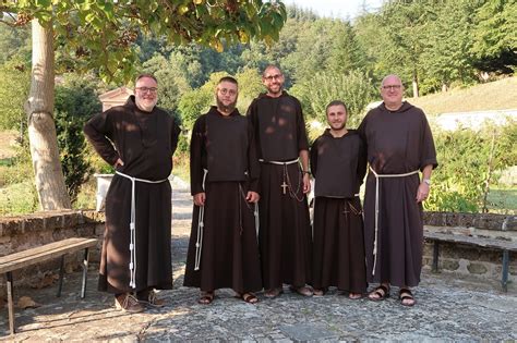 Junge Menschen entscheiden sich für ein Leben als Kapuziner - Deutsche ...