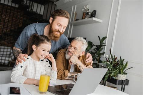 Un Hombre Gay Sonriente Abrazando A Su Pareja Y Foto De Archivo
