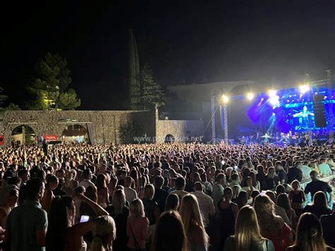 Video Rasprodana Ljetna Pozornica I Severina Pjevaju Uglas