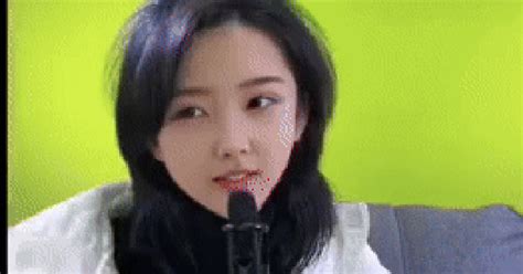 Tắt chế độ làm đẹp khi đang livestream hot girl lộ mặt mộc một trời một vực khiến dân mạng