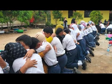 Prosesi Cuci Kaki Orang Tua Dan Sungkeman Dalam Rangka Perpisahan Siswa