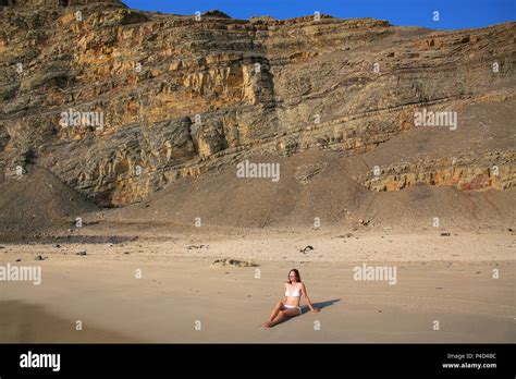 Junge Frau Im Bikini Sitzen Am La Mina Beach In Paracas National