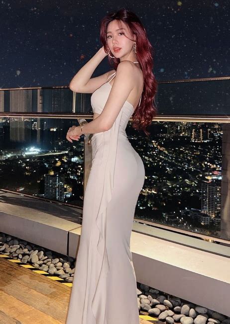 Sau sự cố lộ 18 hot girl có động thái gây chú ý