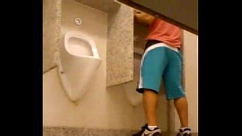 punheteiro afim de mão amiga no banheiro do shopping ZN RJ XVIDEOS