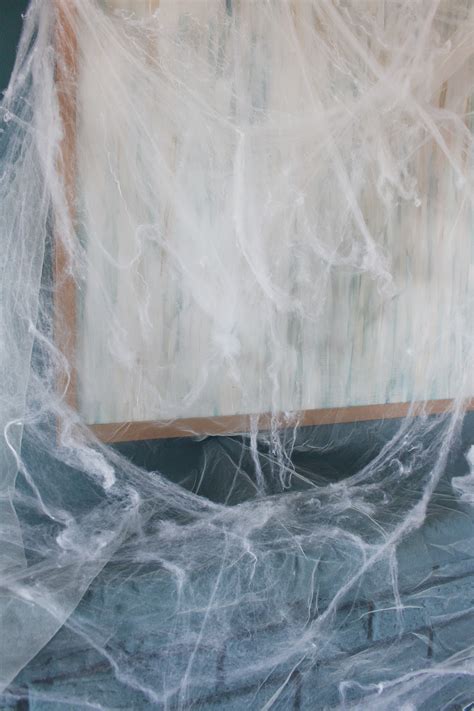 DIY Halloween Mantel with Spider Webs | Dans le Lakehouse